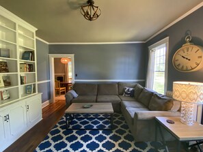 Smart TV, chimenea, reproductor de DVD y libros 