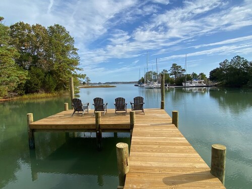 Victorian Farmhouse w/ private waterfront & pier at the mouth of Mobjack Bay