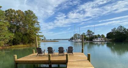 Victorian Farmhouse w/ private waterfront & pier at the mouth of Mobjack Bay