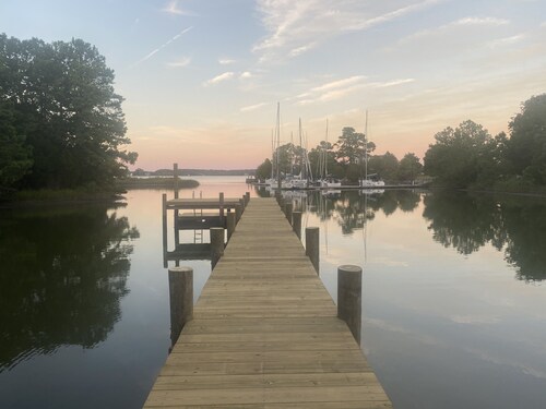 Victorian Farmhouse w/ private waterfront & pier at the mouth of Mobjack Bay