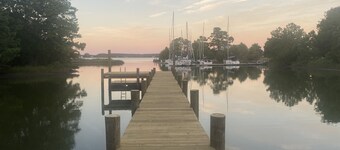 Victorian Farmhouse w/ private waterfront & pier at the mouth of Mobjack Bay