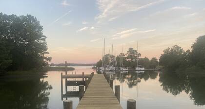 Victorian Farmhouse w/ private waterfront & pier at the mouth of Mobjack Bay