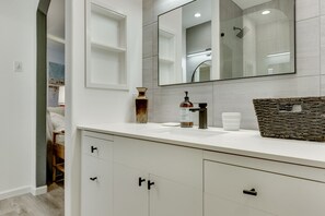 Combined shower/bathtub, hair dryer, towels, soap