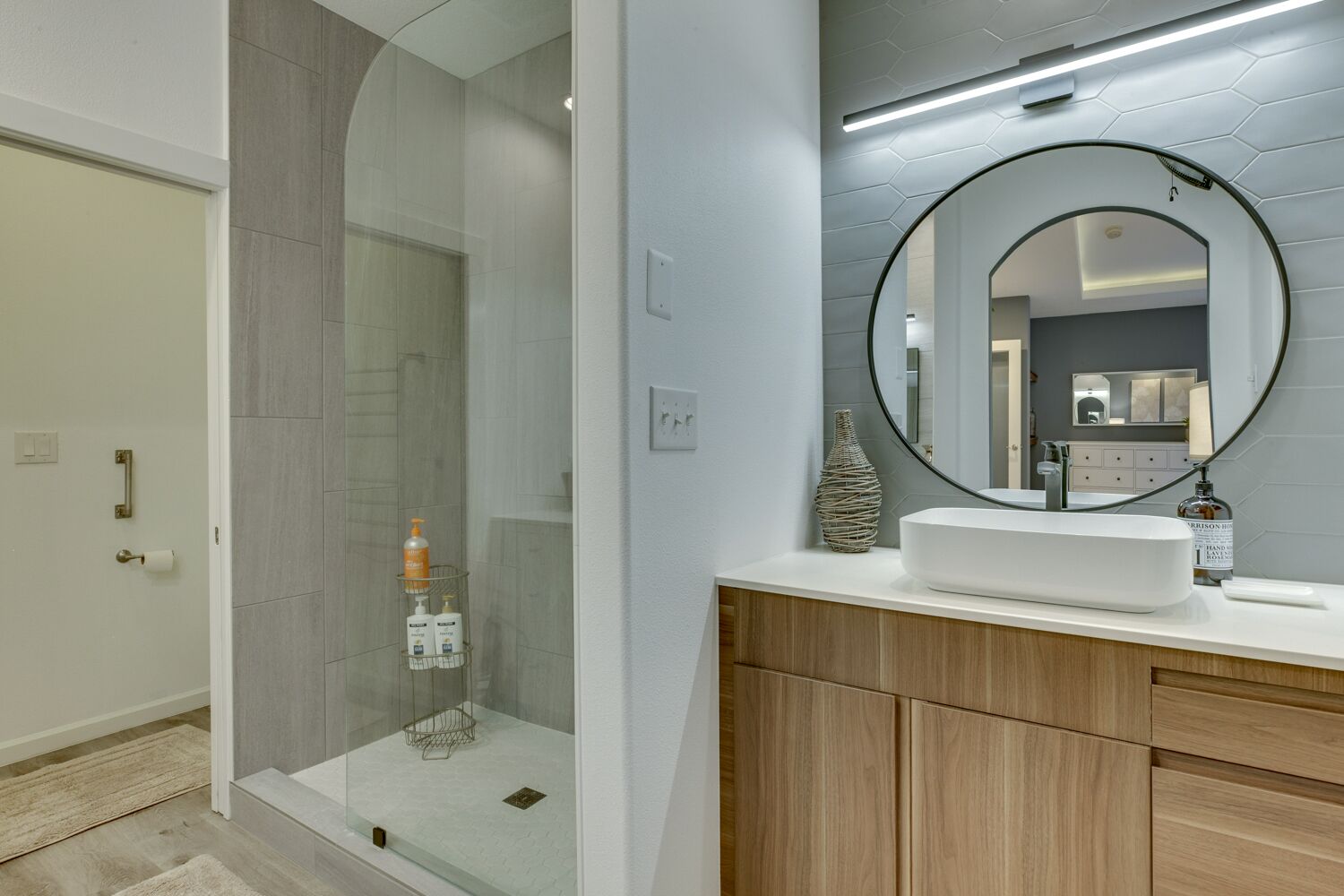 Combined shower/bathtub, hair dryer, towels, soap