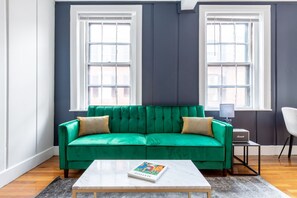 Een televisie en een stereo