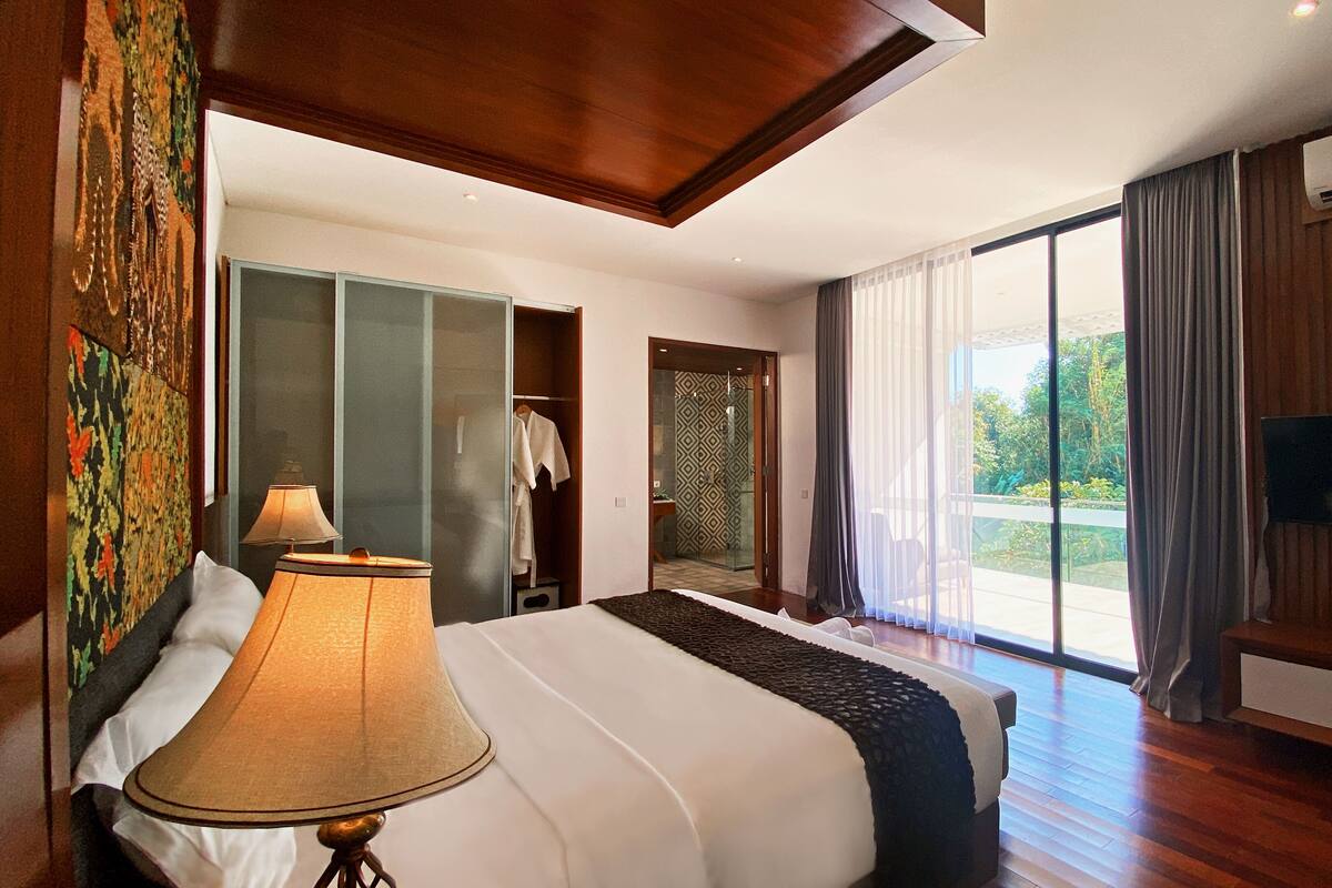 4 bedrooms, in-room safe, rollaway beds, free WiFi