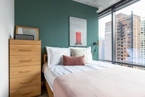 Tabla de planchar con plancha, wifi y ropa de cama
