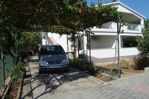 Property grounds - Lovely 2-Bedroom Apartment in Poljica (Poljica)