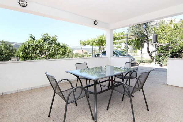 Outdoor dining - Lovely 2-Bedroom Apartment in Poljica (Poljica)