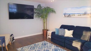 تلفزيون ذكي، مدفأة، كرة قدم الطاولة، مكتب