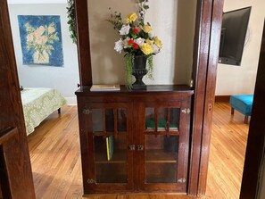 2 slaapkamers, een bureau, een strijkplank/strijkijzer, reisbedje