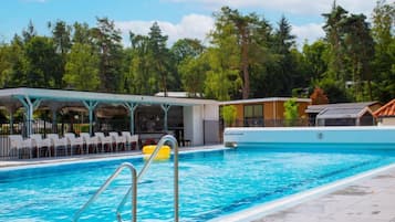 Een verwarmd zwembad