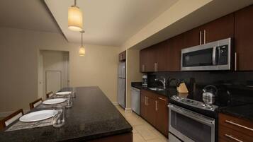 Kühlschrank, Mikrowelle, Wasserkocher mit Kaffee-/Teezubehör