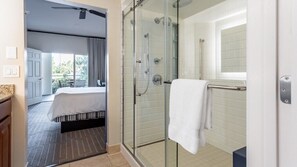 Haartrockner, Handtücher, Seife, Shampoo