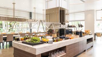 Se ofrece un desayuno bufé (2750 JPY por persona)