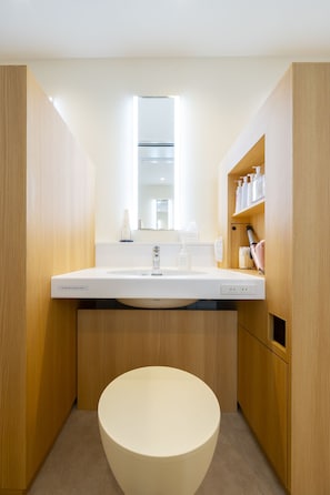 Regadera, amenidades de baño gratuitas, secadora de cabello, batas