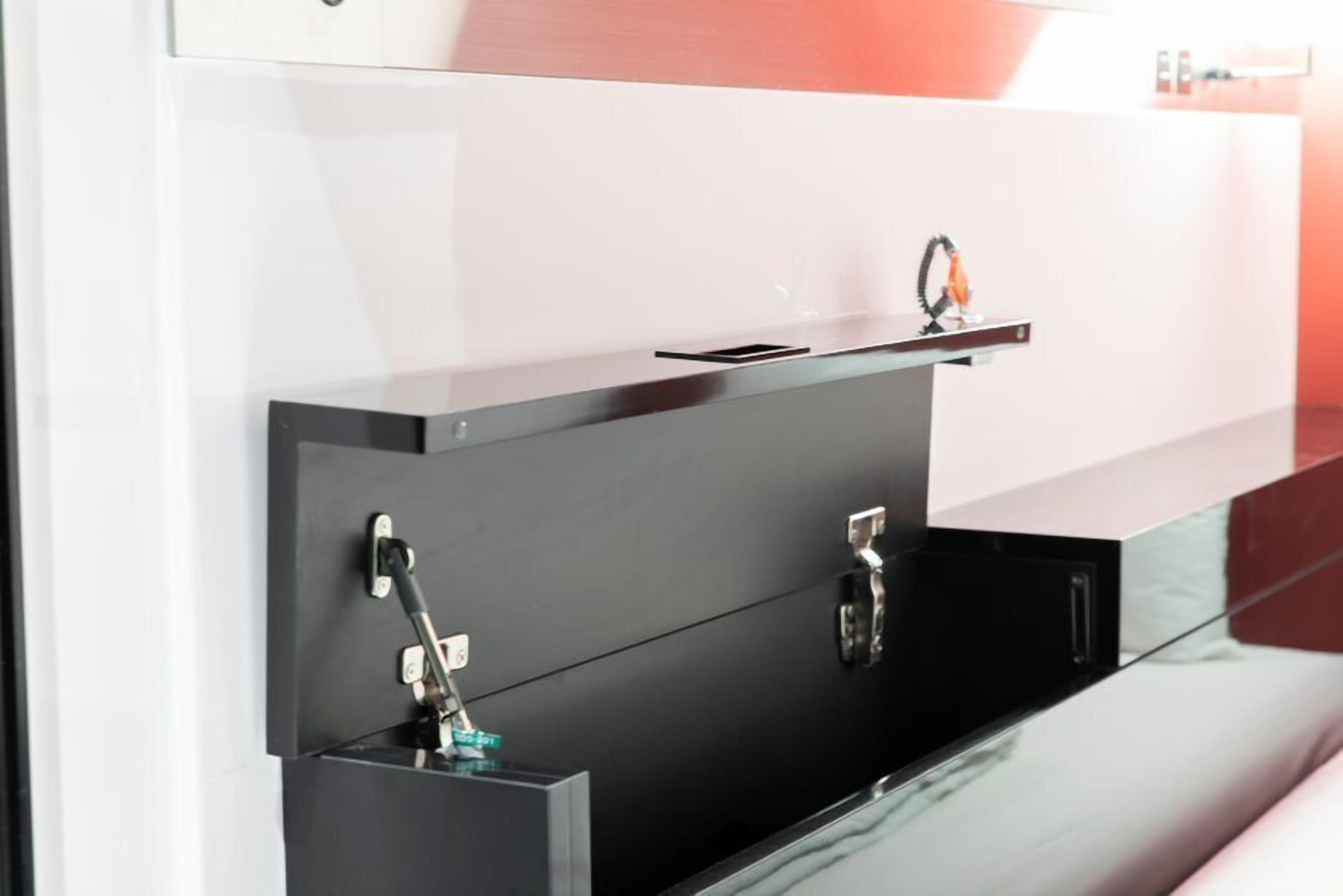 1 bedroom, down duvets, in-room safe, blackout curtains