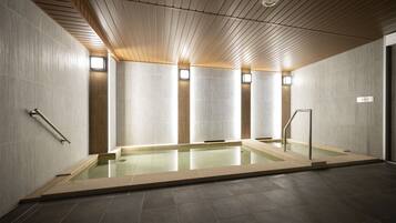 Regadera, amenidades de baño gratuitas, secadora de cabello, batas