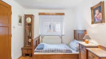 3 bedrooms, desk, Internet