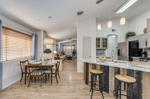 Rustic Mid Century Modern home in the suburbs-small pets welcome