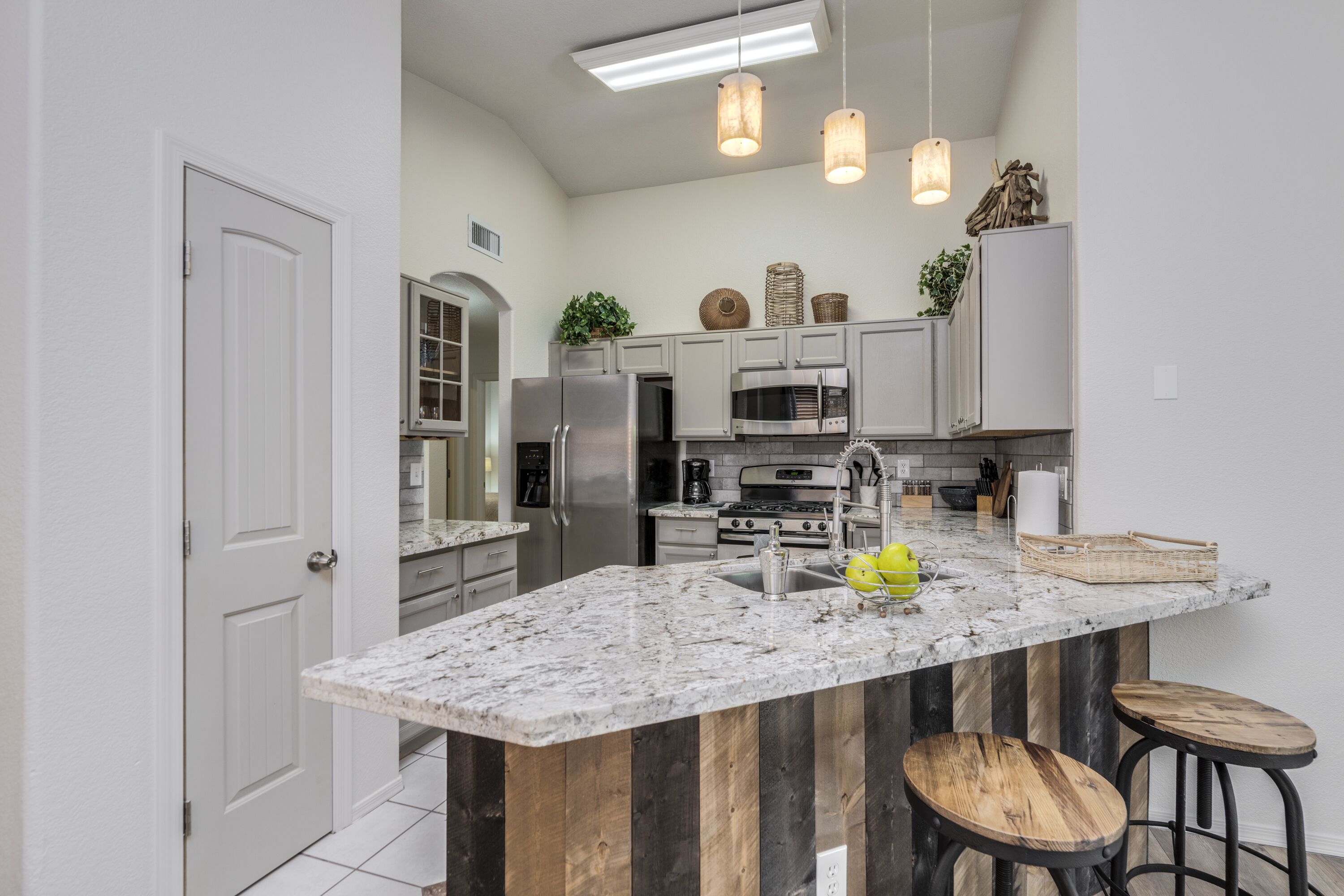 Refrigerador, microondas, horno y parrilla de estufa 