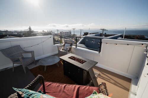 Insta-worthy Views, Wine, Rooftop Firepit on Beach