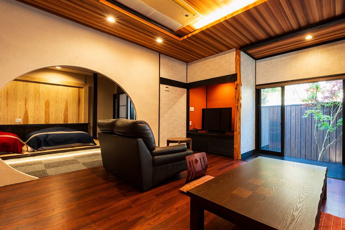Un interior moderno con un sofá, una mesa y vistas a través de un ventanal.