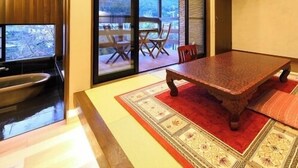 Ein modernes Interieur mit einem Esstisch, Stühlen und Blick durch eine Glastür.