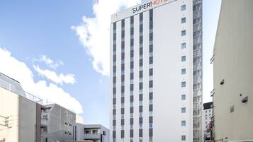 Standing tall in the heart of the city, this hotel offers a sleek and contemporary design.