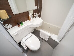 Kombinasi shower/bathtub dan perlengkapan mandi gratis
