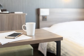Desk, blackout curtains, soundproofing, iron/ironing board - Super Hotel Hiroshima Natural Hot Springs Yagenboridori (Hiroshima)