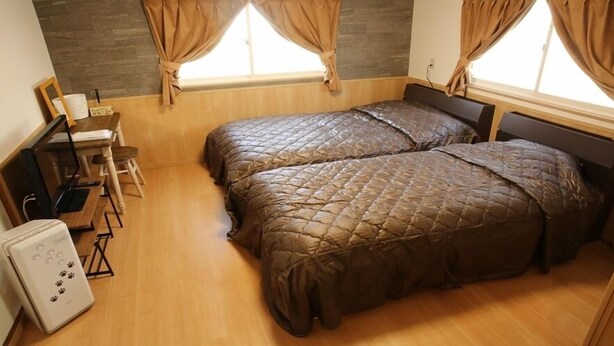 A room with two beds, a desk, and a chair. - Oyado Furaibo (Kitashiobara)