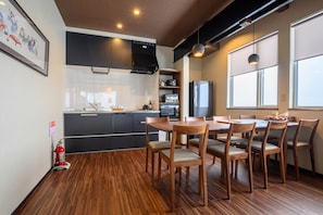 Ni Apartment | Private kitchenette | Fridge, microwave, stovetop, cookware/dishes/utensils