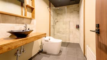 Regadera, amenidades de baño gratuitas, secadora de cabello, pantuflas