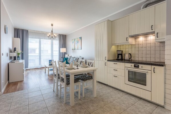 Fridge, oven, stovetop, dishwasher