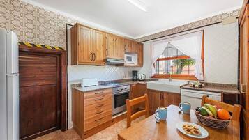 Een koelkast, een magnetron, een oven, een kookplaat