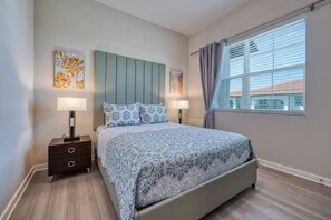 3 chambres, bureau, fer et planche à repasser, lit parapluie