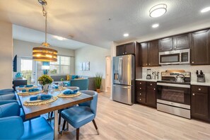 ثلاجة، ميكروويف، فرن، موقد طهي مسطح