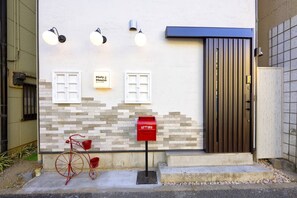 Property entrance - Holy House (Tokyo)