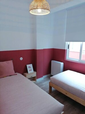 2 عدّة غرف نوم ومكواة/لوح كي وسرير سفر وواي فاي