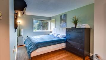 3 bedrooms, desk, iron/ironing board, travel crib