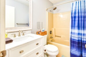 Kostenlose Toilettenartikel, Haartrockner, Handtücher