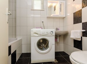 Appartement (One Bedroom Apartment with Balconies) | Salle de bain | Articles de toilette (gratuits), serviettes fournies