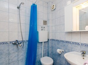 Studio (Standard Studio with Terrace) | Bathroom | Free toiletries, towels