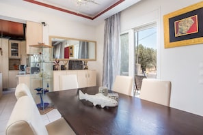 Familienhaus | Essbereich im Zimmer