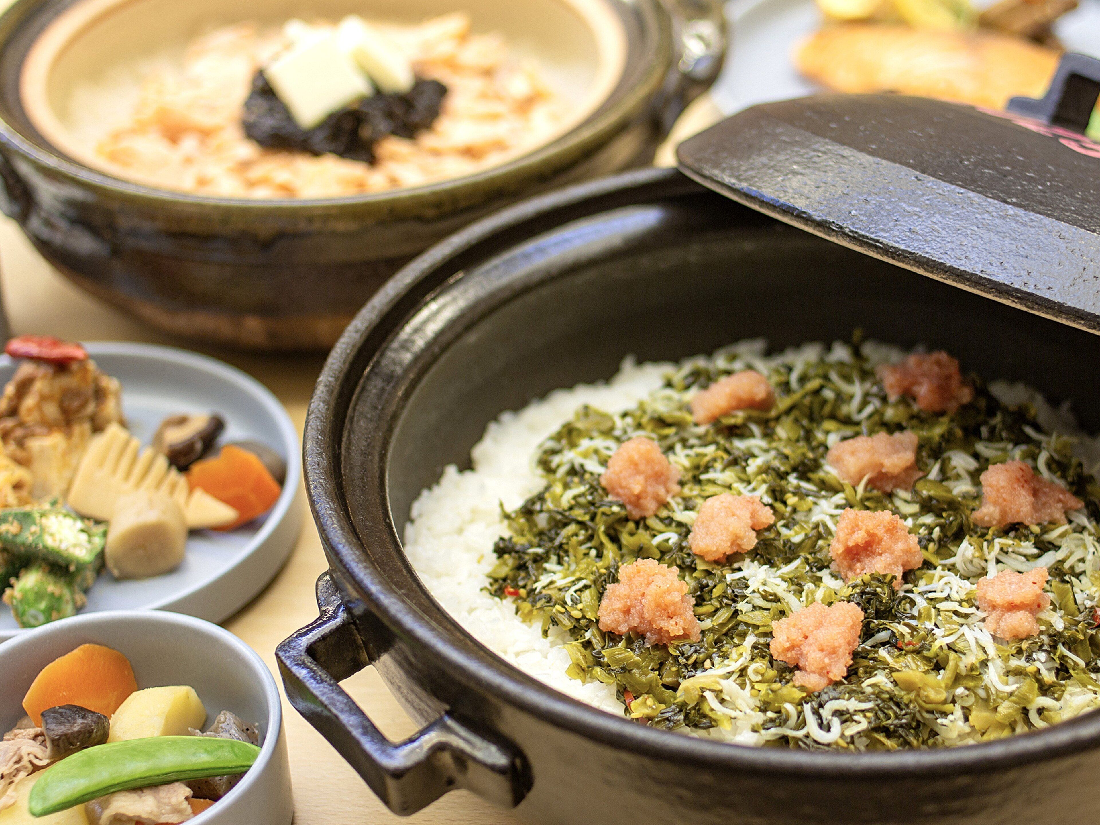 On vous proposera un éventail de plats, notamment un plat de riz accompagné de légumes verts et de crevettes, une soupe au tofu et une assiette de légumes et de tofu.