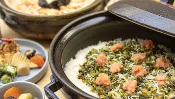 On vous proposera un éventail de plats, notamment un plat de riz accompagné de légumes verts et de crevettes, une soupe au tofu et une assiette de légumes et de tofu.