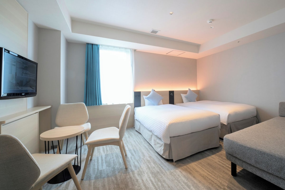 1 bedroom, premium bedding, down comforters, in-room safe