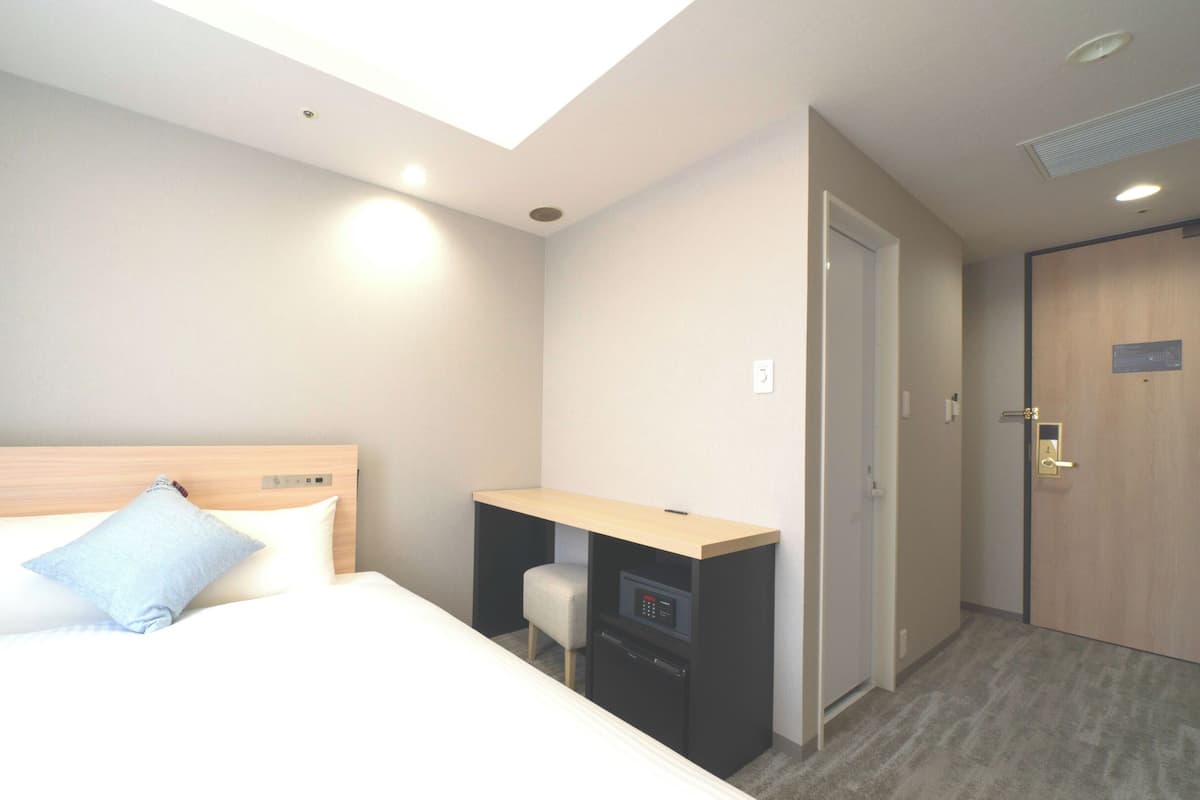 1 bedroom, premium bedding, down comforters, in-room safe