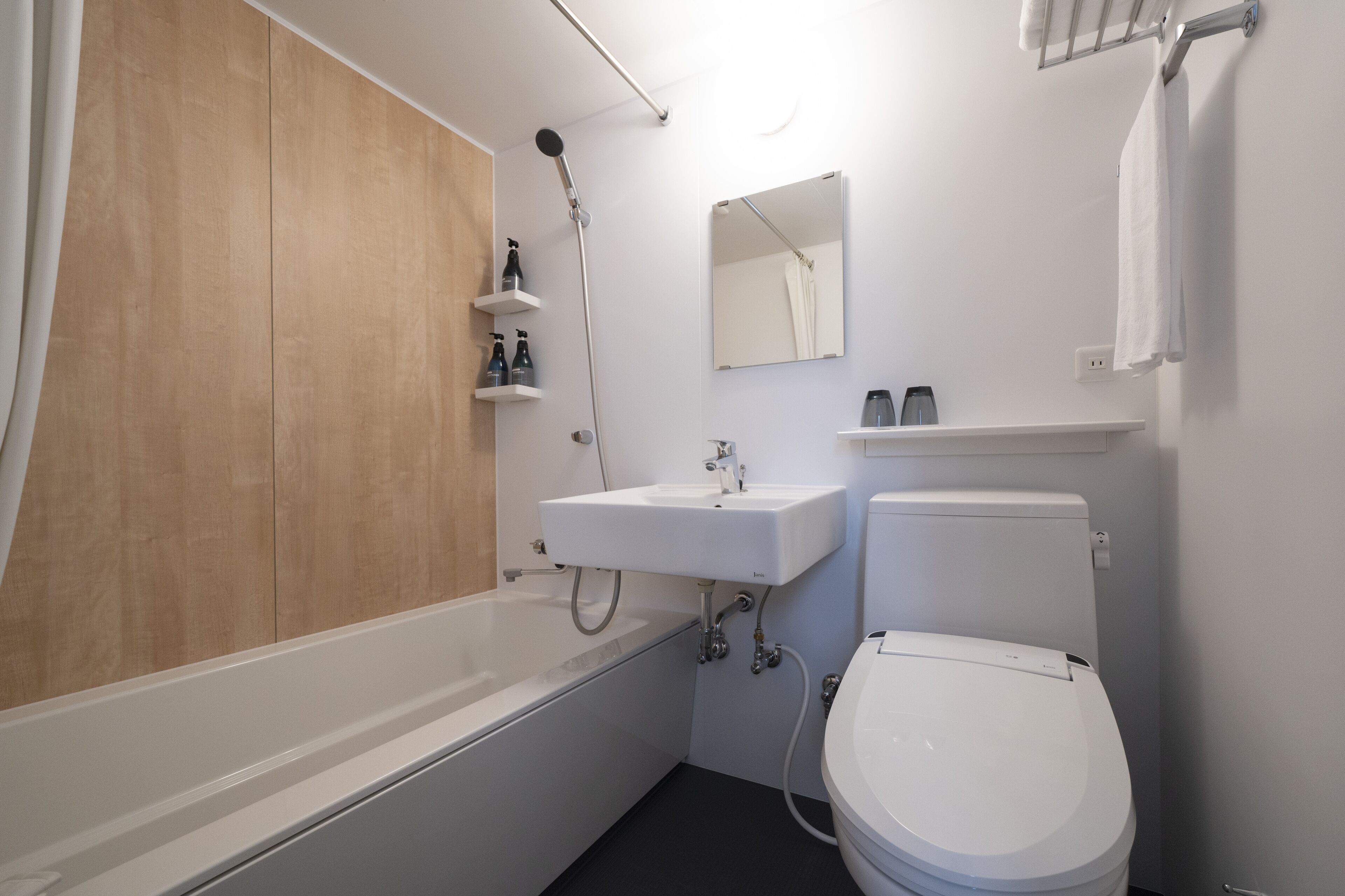 combined shower/bathtub, deep-soaking bathtub, free toiletries